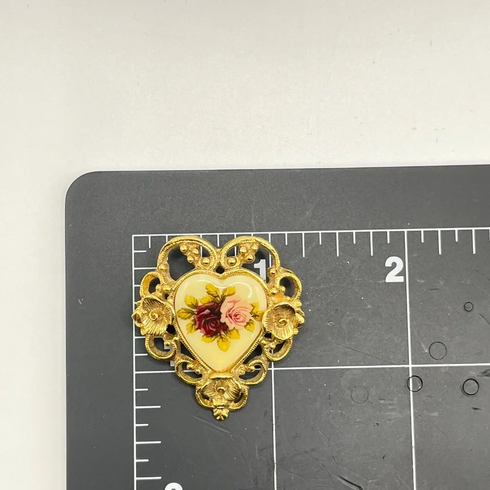 Vintage 1928 Brand & Unsigned Gold Tone Heart Pins Brooches - 2